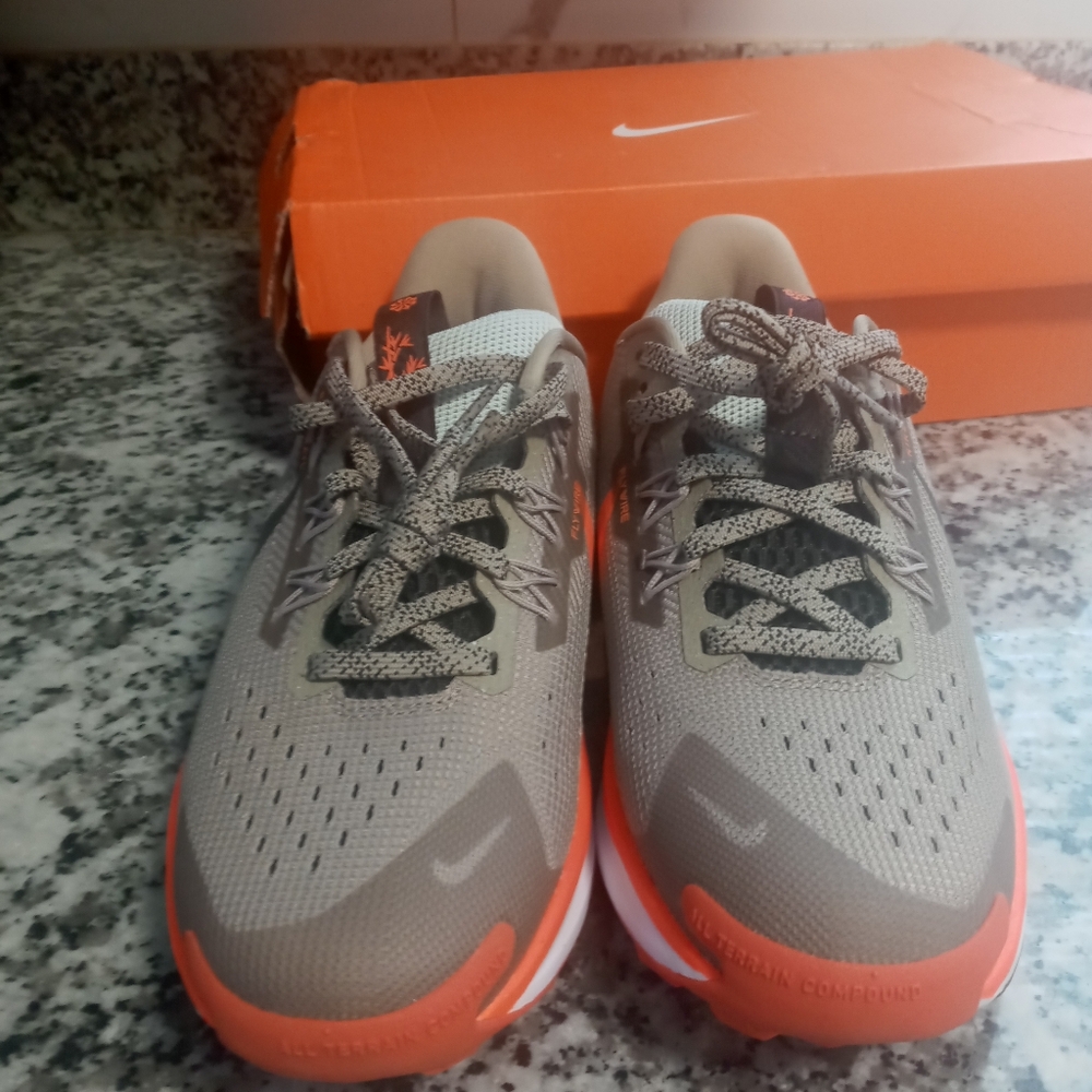 Brand New Nike Kids Pegasus Olive/Orange Sneakers Size 5.5Y - Picture 2 of 9